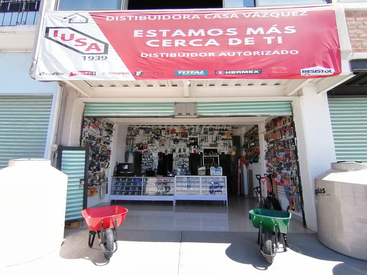 Estantes con productos de ferretería surtidos para venta al mayoreo y menudeo