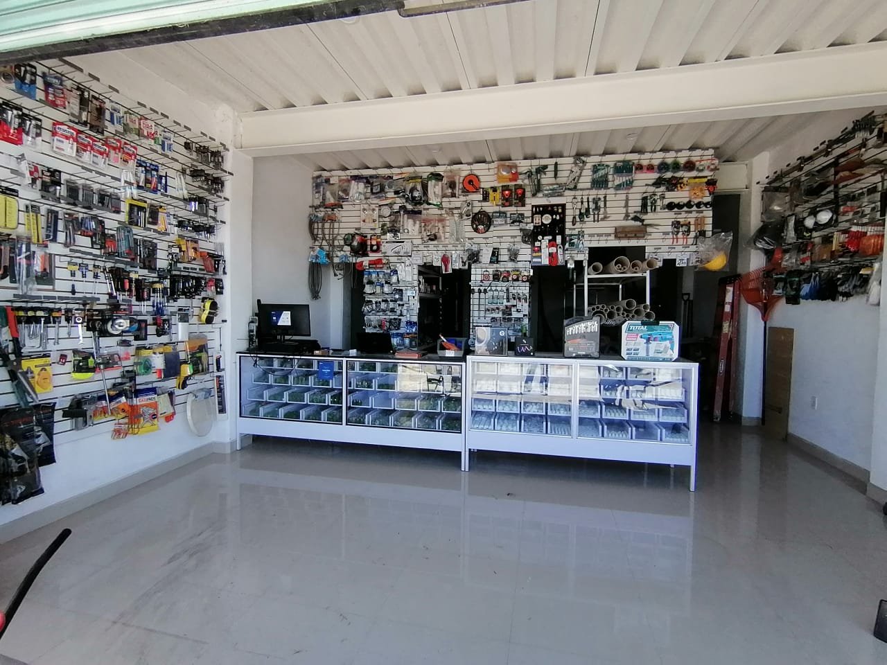 Interior de la tienda Distribuidora Casa Vázquez con productos de ferretería en exhibición